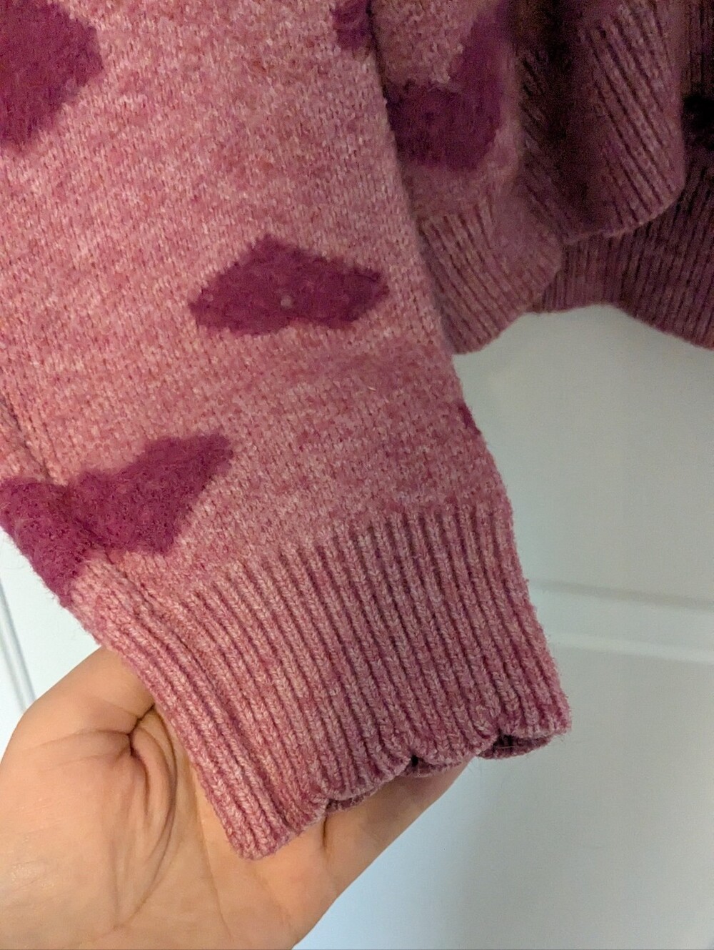 Pink Heart Pattern Cropped V-Neck Sweater - Picture 2 of 4